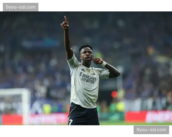 皇马4-1击败皇家社会豪取八连胜，维尼修斯双响导演逆转登顶积分榜