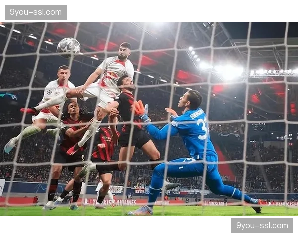 莱比锡红牛训练课重点演练由守转攻瞬间的二次压迫