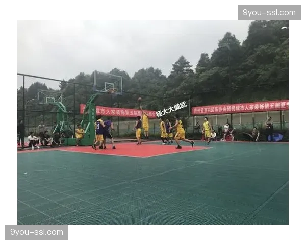 大雨中断比赛，工作人员紧急处理莱切主场积水场地