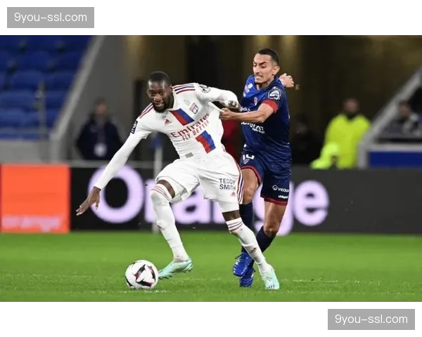 克莱蒙对阵南特比赛因场外球迷投掷烟雾弹中断十分钟